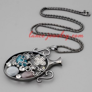 Cool necklace with metal chain & vase pendant 