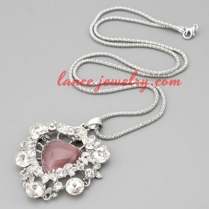 Sweet necklace with metal chain & heart pendant 
