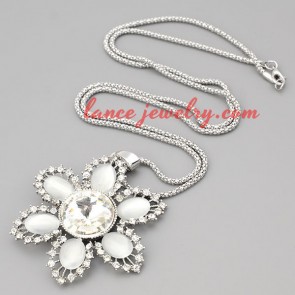 Cute necklace with metal chain & flower pendant 
