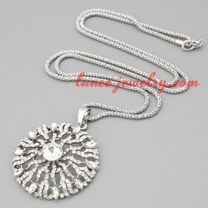 Dazzling necklace with metal chain & circle pendant 