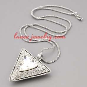 Elegant necklace with metal chain & triangle pendant 