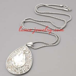 Fashion necklace with metal chain & drop pendant 