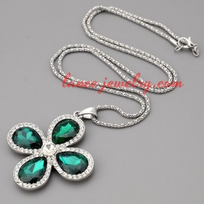Shiny necklace with metal chain & clover pendant 