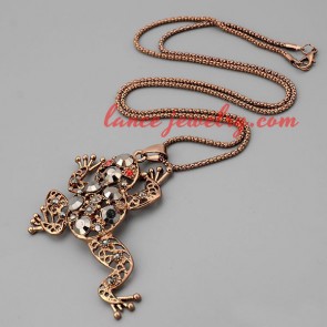 Special necklace with metal chain & frog pendant