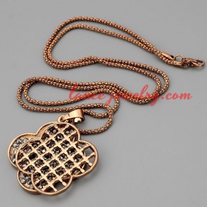 Lucky necklace with metal chain & clover pendant