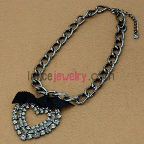 Sweet series sweater chain necklace with heart

