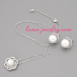 Sweet necklace set with metal chain and cute flower fendant