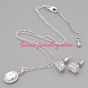Shiny necklace set with metal chain and circle model