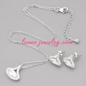 Cute necklace set with metal chain and special shape