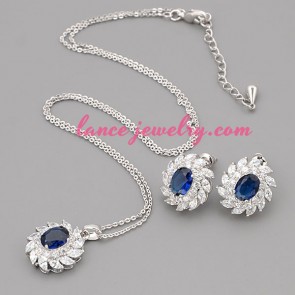 Glittering necklace set with metal chain and chrysanthemum model 