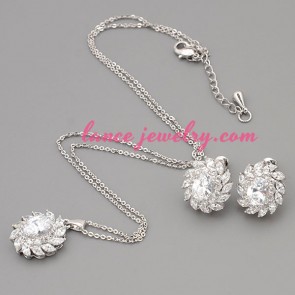 Fashion necklace set with metal chain and chrysanthemum model 
