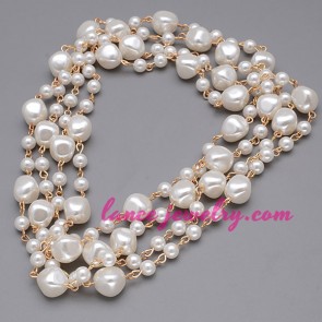Elegant nacklace with many white ABS beads