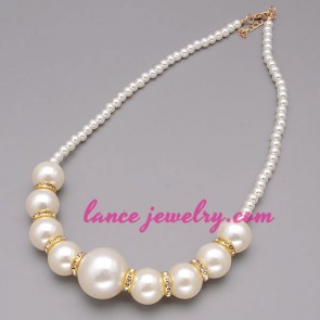 Pure necklace with different size ABS beads decoration
