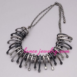 Cool necklace with many claw model decoration