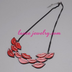 Many red lip model decorated necklace 