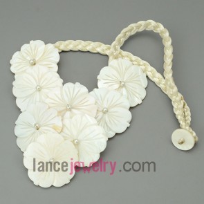Pearl white necklace with eight flower shell on the bottom