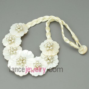 Blooming white shell flowers necklace