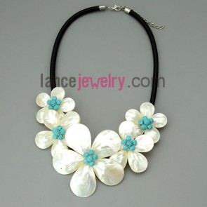 Black leather necklace, with five white shell flowers
