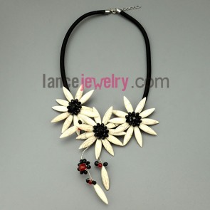 Fresh chrysanthemum flowers necklace