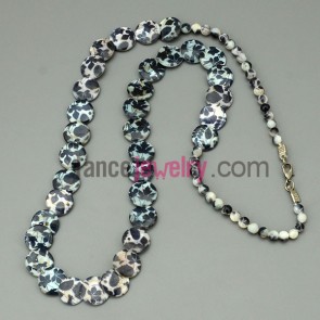 Black maple leaf pattern shell necklace