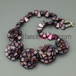 Irregular shell and uneven color necklace