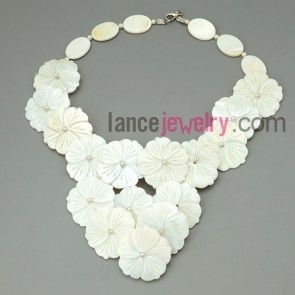Symmetric shell flower necklace