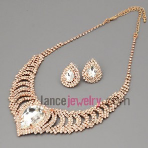 Elegant suit of necklace & earrings with brass claw chain necklaces decorated shiny rhinestone and transparent  crystal beads 
