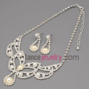 Elegant necklace set with silver claw chain decorate shiny rhinestone and abs beads 