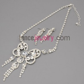 Romantic necklace set with silver claw chain decorate shiny rhinestone with special shape