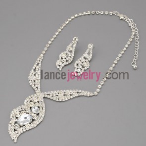 Charming necklace set with silver claw chain decorate shiny rhinestone and crystal pendant with special shape