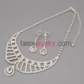 Trendy necklace set with silver claw chain decorate shiny rhinestone and crystal pendant with special shape
