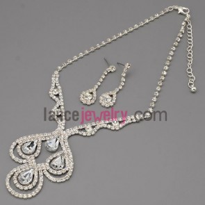 Cute necklace set with silver claw chain decorate shiny rhinestone and crystal pendant with special shape