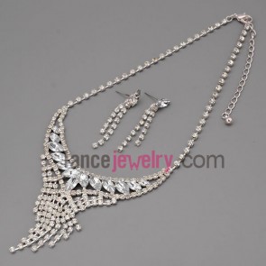 Nice necklace set with silver claw chain decorate shiny rhinestone and crystal pendant with special shape