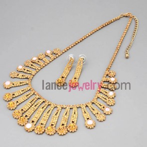 Fascinating necklace set with gold claw chain decorate different color rhinestone pendant with many small size model 