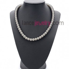 Personality suit of necklace with many imitation pearls and nylon net 
