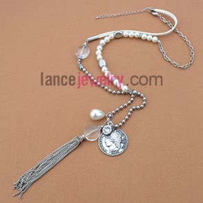 Elegant necklace with imitation pearl and decorated different pendant