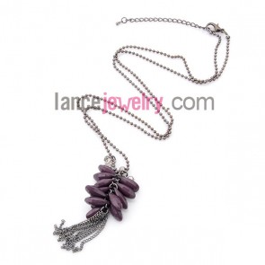 Personality necklace with purple acrylic beads and chain pendant 
