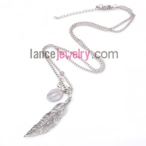 Sweet necklace with alloy decoreted leaves shaped pendant 
