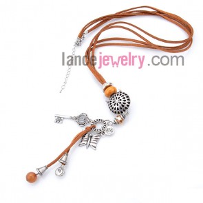 Glittering necklace with ceramic and alloy pendant in different shapes
