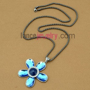 Elegant rhinestone & facet crystal flower pendant ornate chain necklace