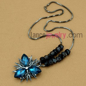 Shining rhinestone & facet crystal flower pendant ornate chain necklace