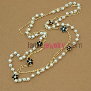 Elegant hand-made imitation pearl & enamel flower ornate strand necklace