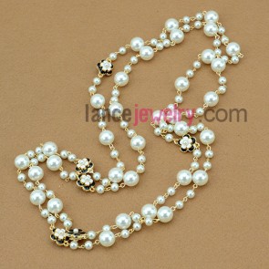 Elegant hand-made imitation pearl &  flower finding ornate strand necklace