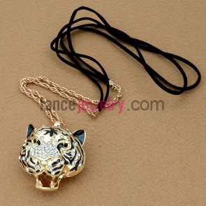 Delicate rhinestone decorated tiger head sweater chain necklace