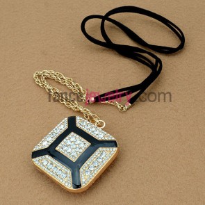 Delicate necklace with rhinestone decoration 