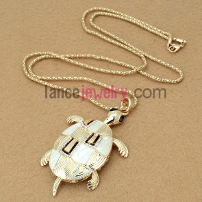 Creative sea turtle model chain necklace decorated with rhinestone