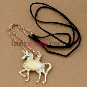 Lively horse model chain necklace with cat eye decoration