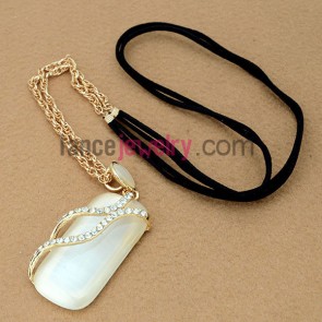 Mysterious cat eye sweater chain necklace decorated with kc plating