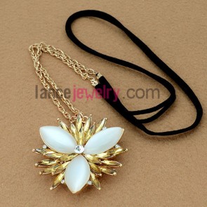 Elegant chain necklace with cat eye flower pendant