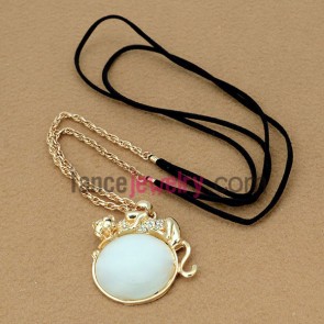 Popular sweater chain necklace with simple circle model pendant and cat eye decoration